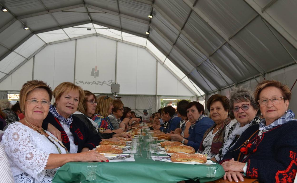 Asun Bernardo y sus amigas esperan por el primer plato. 