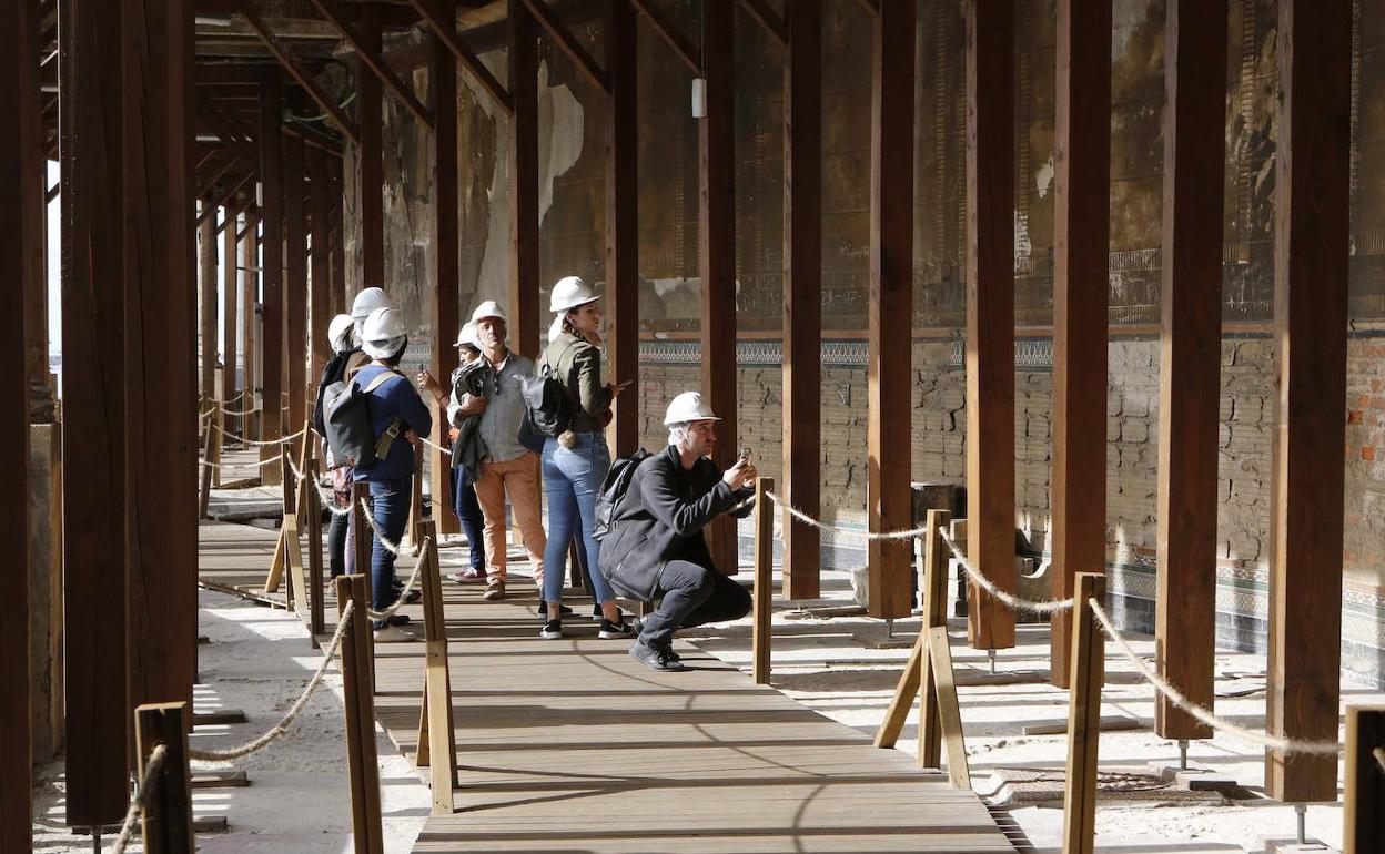 Una delegación de expertos internacionales visita las galerías. 