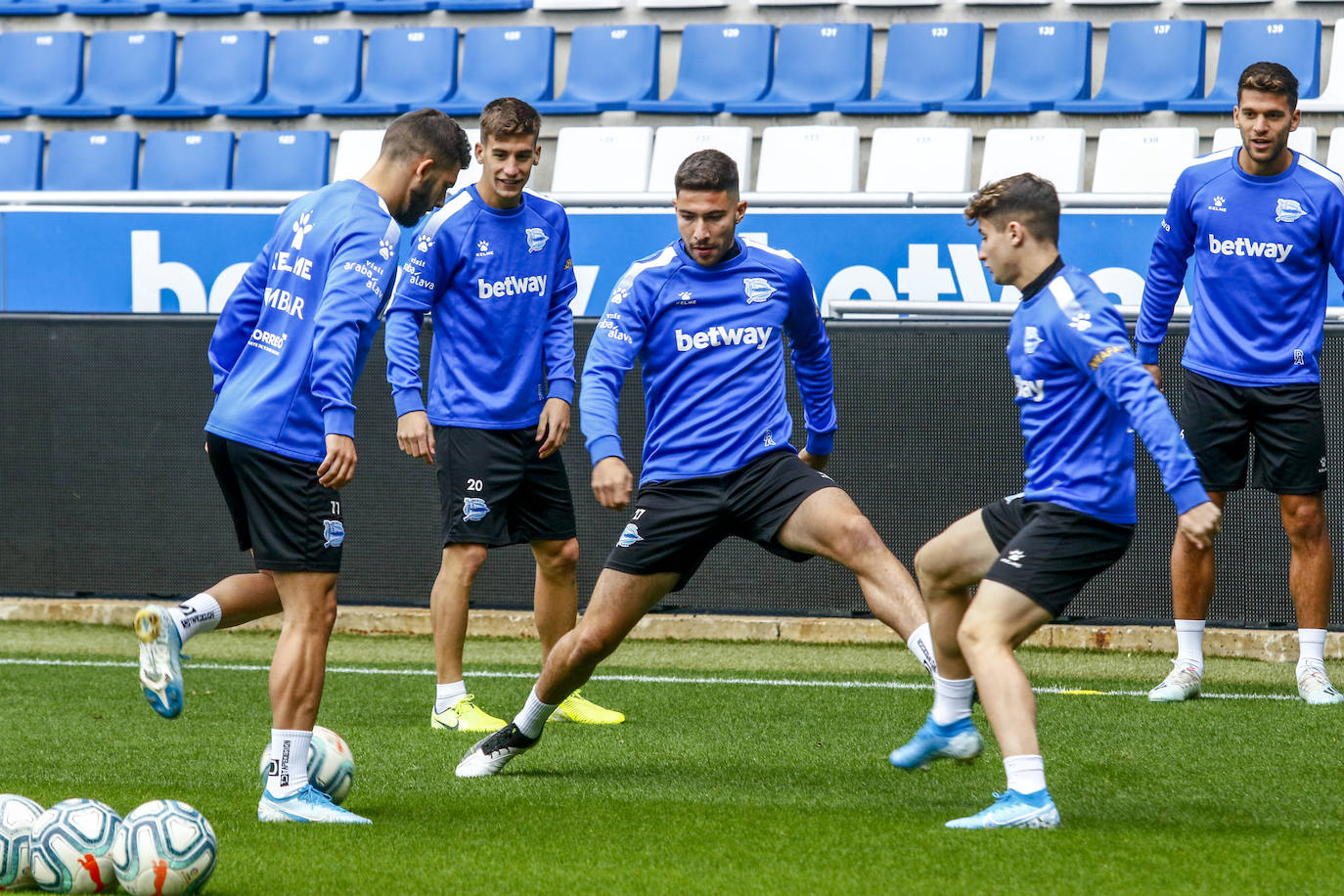 Fotos: El Alavés entrena en Mendizorroza