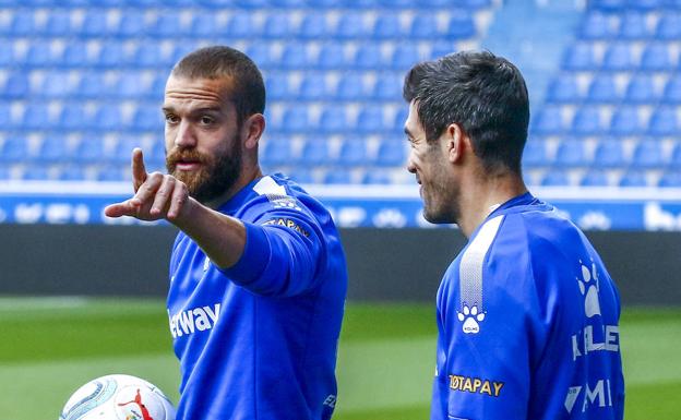 Manu García y Laguardia charlan durante el entrenamiento en Mendizorroza. 