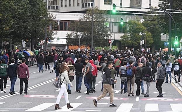 Los jóvenes que han bloqueado el acceso a Bilbao por San Mamés se han trasladado al centro de la ciudad.