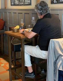 Imagen secundaria 2 - 1. Restaurante Kuma. | 2. José Antonio Ramos, jefe de sala de Bilbao Berria. | 3. Un cliente en El figón.