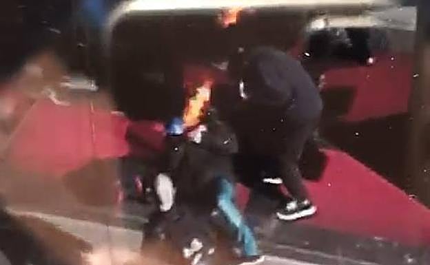 La jueza envía a prisión a los dos jóvenes que quemaron a los mendigos en Vitoria