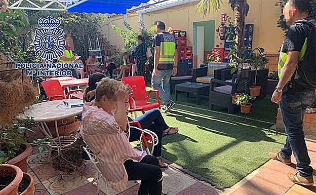 Los policías entraron en clubes de Bilbao y Tomelloso.