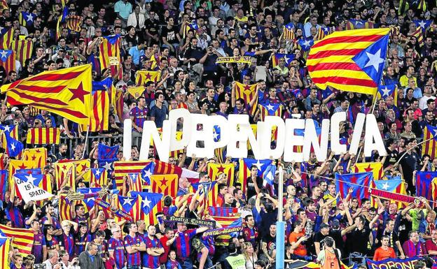 Imagen principal - Aficionados. Gradas del Camp Nou repletas de banderas del club durante un partido contra la Juventus. | Relaciones. Comida de peñas en Hospitalet. Las relaciones entre ellas son inmejorables.