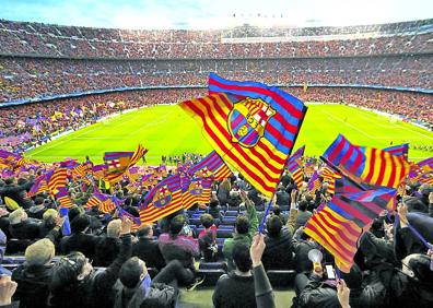 Imagen secundaria 1 - Aficionados. Gradas del Camp Nou repletas de banderas del club durante un partido contra la Juventus. | Relaciones. Comida de peñas en Hospitalet. Las relaciones entre ellas son inmejorables.