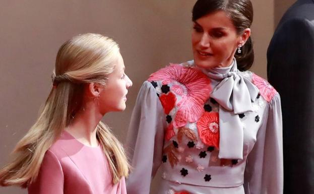 Imagen principal - 1. Doña Letizia y la Princesa Leonor en el acto previo a la entrega de premios. | 2. La abuela de la Reina, Menchu, y su hermana Telma Ortiz. | 3. La Reina con el tercer vestido que lució durante la jornada.