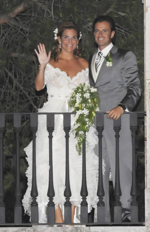 La tenista se casó en segundas nupcias con José Santacana en el Castillo de Peralada, en la provincia de Girona, en septiembre de 2008. Fue un matrimonio que tampoco llegó a buen puerto y terminó con polémica incluida. Arantxa, que llegó al lugar de la ceremonia en un coche de época, llevó un vestido de novia firmado por Hannibal Laguna. Era un diseño con cuerpo de encaje, escote corazón y hombros al descubierto, que se completaba con una falda de microvolantes. Del maquillaje y la peluquería se encargó su amigo, el estilista Alberto Cerdán.