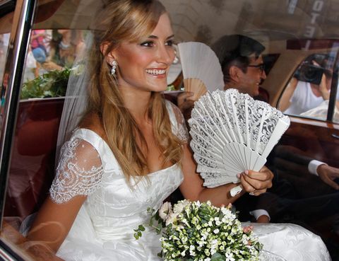 El anterior matrimonio de Feliciano López estuvo marcado por la polémica con Alba Carrillo. La modelo reservaba ni más ni menos que tres vestidos de novia para esta boda, todos firmados por Rosa Clará. El primero estaba confeccionado en brocado de seda natural, de escote cuadrado y acabado en mangas y espalda en chantilly francés. Su falda estaba rematada por una espectacular cola de 2,5 metros de largo. Además, llevó un velo liso de tul de seda. 