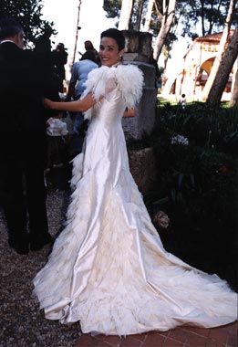 Retrocedemos hasta junio de 2002 para recordar la boda de Albert Costa con Cristina Ventura. Son padres de las gemelas Alma y Claudia y, aunque parecían uno de los matrimonios más consolidados del circuito, se acabaron separando. Se casaron en una íntima ceremonia civil en el Hotel Termes Montbrió, el lugar donde se conocieron, situado en la localidad tarraconense de Montbrió. El suyo fue un vestido de novia muy al estilo de lo que se llevaba a principios del 2000. Y es que eligió un diseño por debajo de la rodilla con textura satinada al que añadió un imponente abrigo rematado en cola y ribetes de tul fruncido. Toda una oda al estilo de principios del 2000.
