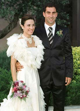 Retrocedemos hasta junio de 2002 para recordar la boda de Albert Costa con Cristina Ventura. Son padres de las gemelas Alma y Claudia y, aunque parecían uno de los matrimonios más consolidados del circuito, se acabaron separando. Se casaron en una íntima ceremonia civil en el Hotel Termes Montbrió, el lugar donde se conocieron, situado en la localidad tarraconense de Montbrió. El suyo fue un vestido de novia muy al estilo de lo que se llevaba a principios del 2000. Y es que eligió un diseño por debajo de la rodilla con textura satinada al que añadió un imponente abrigo rematado en cola y ribetes de tul fruncido. Toda una oda al estilo de principios del 2000.