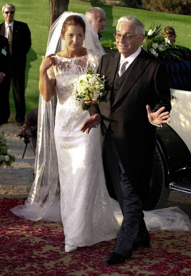 El primer matrimonio de Arantxa Sánchez-Vicario fue con el periodista Joan Vehils. Se celebró el 21 de julio del 2000 y tan solo duró un año. En este caso, la tenista apostó por un diseño ceñido de encaje, cuello a caja y manga corta, que completó con un tradicional velo rematado en blonda.