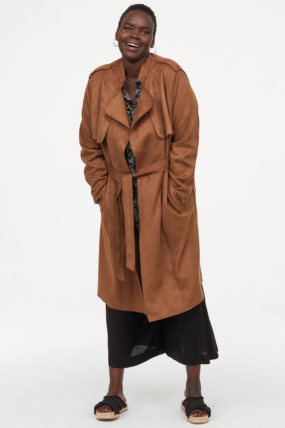 H&M nos muestra que el trench y las sandalias son compatibles.