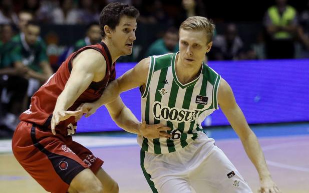 Tobias Borg, defendido por San Miguel, que remontó el partido de Sevilla con un triple final. 