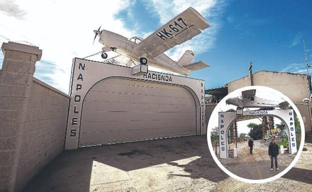 Entrada principal de la hacienda del narco detenido en Santa Fe (Granada). Abajo, la mansión de Pablo Escobar. 