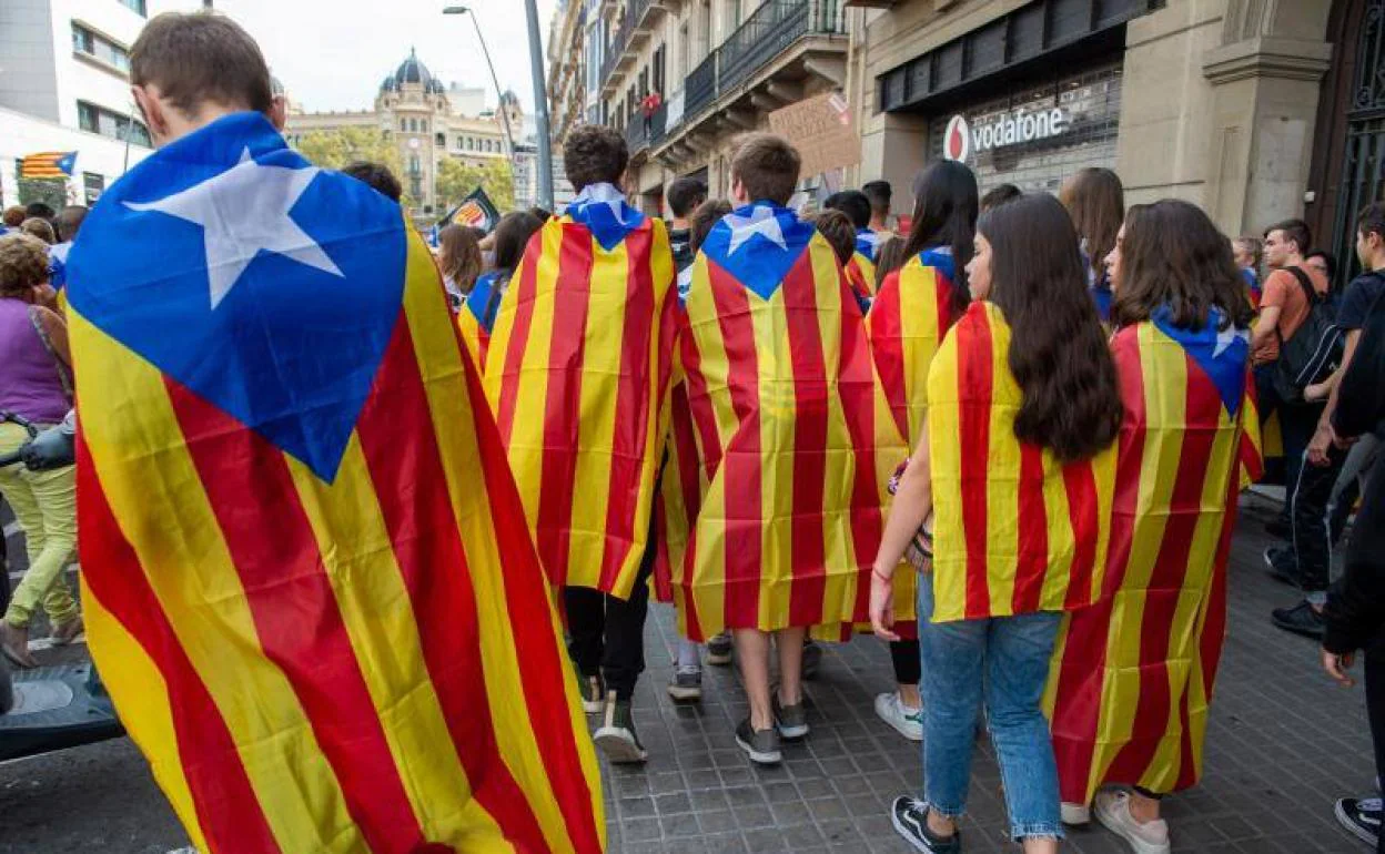 Un grupo de jóvenes luce esteladas este viernes durante la huelga general en Barcelona.