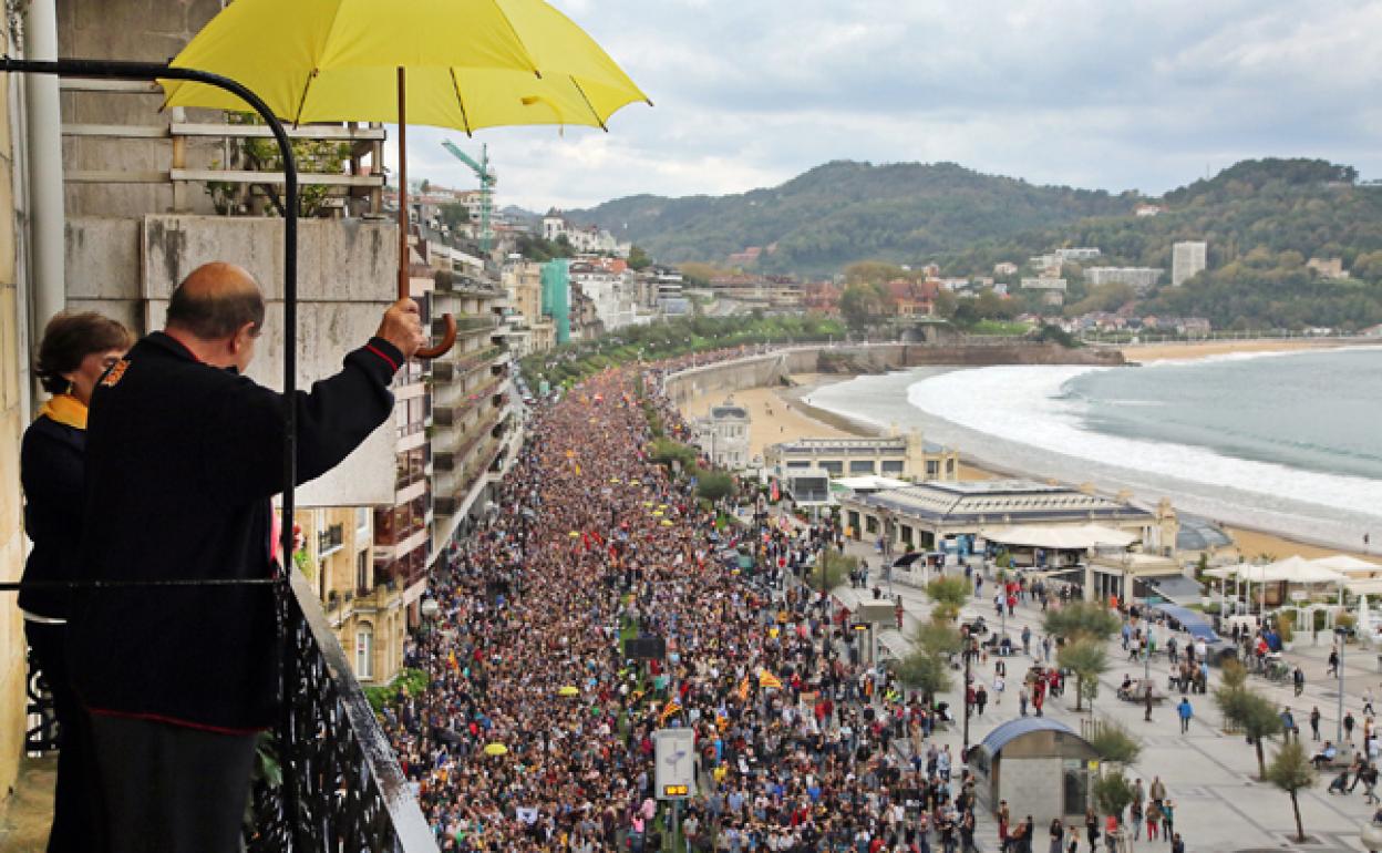 Miles de personas recorren San Sebastián contra el fallo del 'procés'