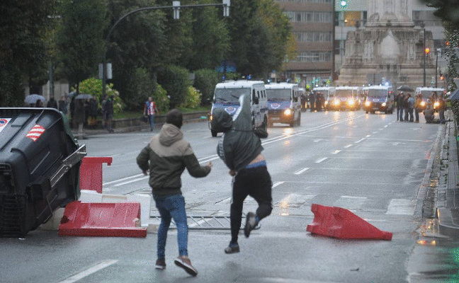 La Policía autonómica cargó cuando los concentrados comenzaron a lanzar objetos en el entorno del Palacio Euskalduna. 
