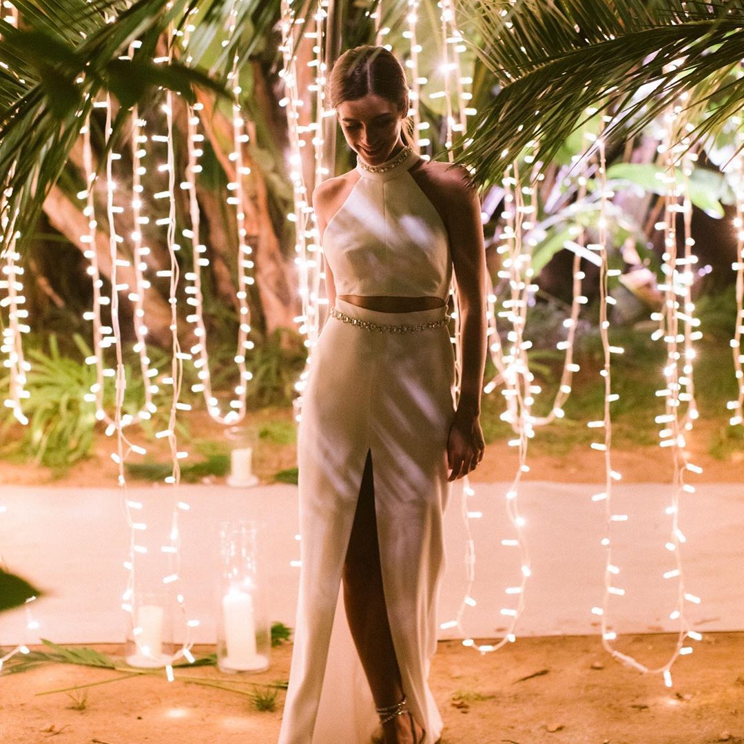 Para la fiesta posterior, la modelo cambió su vestido por un diseño perfecto para bailar toda la noche. Siguiendo las tendencias actuales, eligió un dos piezas con cuerpo 'crop' de escote 'halter' y una falda de talle alto con abertura frontal, ambos bordados con una cenefa de aplicaciones-joya.