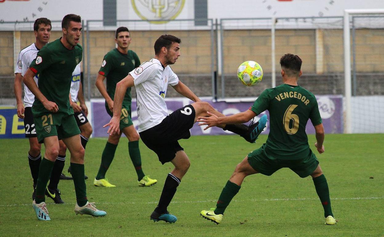 El Bilbao Athletic encadena tres partidos con el buzo de trabajo