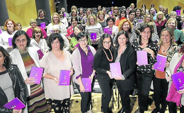 Las participantes en el encuentro recibieron un 'libro de instrucciones' para avanzar en temas como la gestión del tiempo o la conciliación, entre otros. 