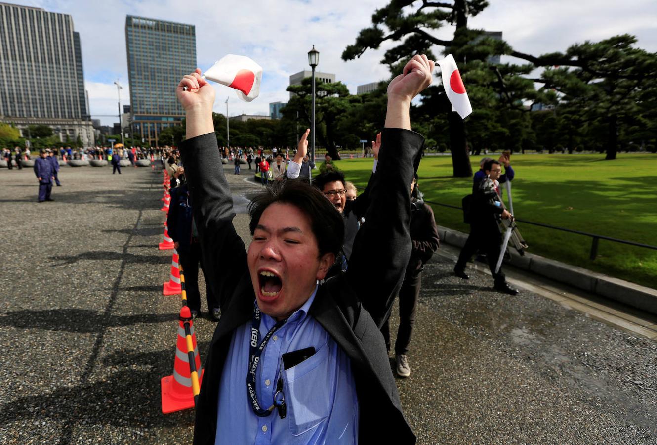 Un japonés se muestra entusiasmado con la ceremonia