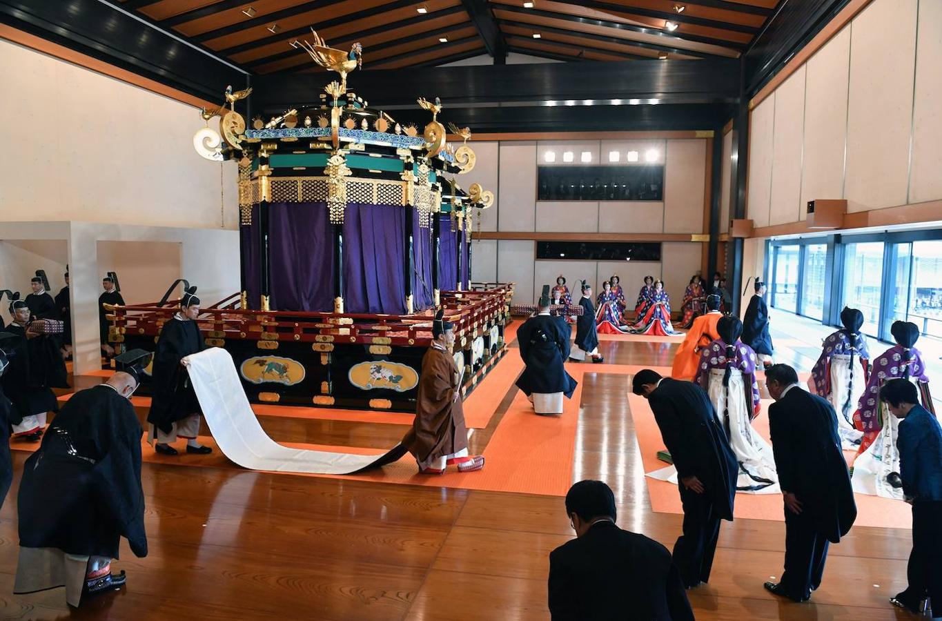 Naruhito y al fondo Masako en la Sala del Pino del Palacio Imperial