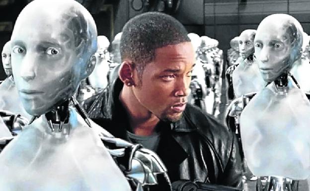 Will Smith, rodeado de humanoides en la película 'Yo robot'. 