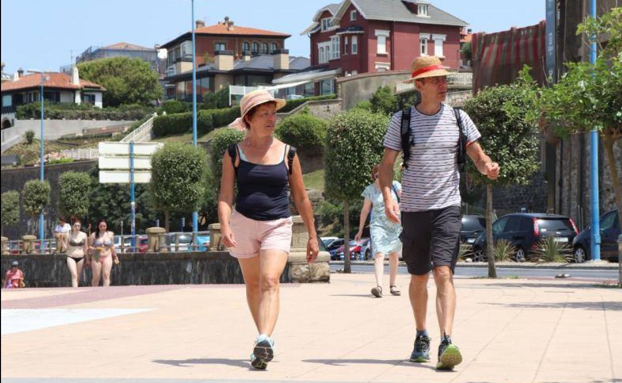 Turistas de paseo por Ereaga. 