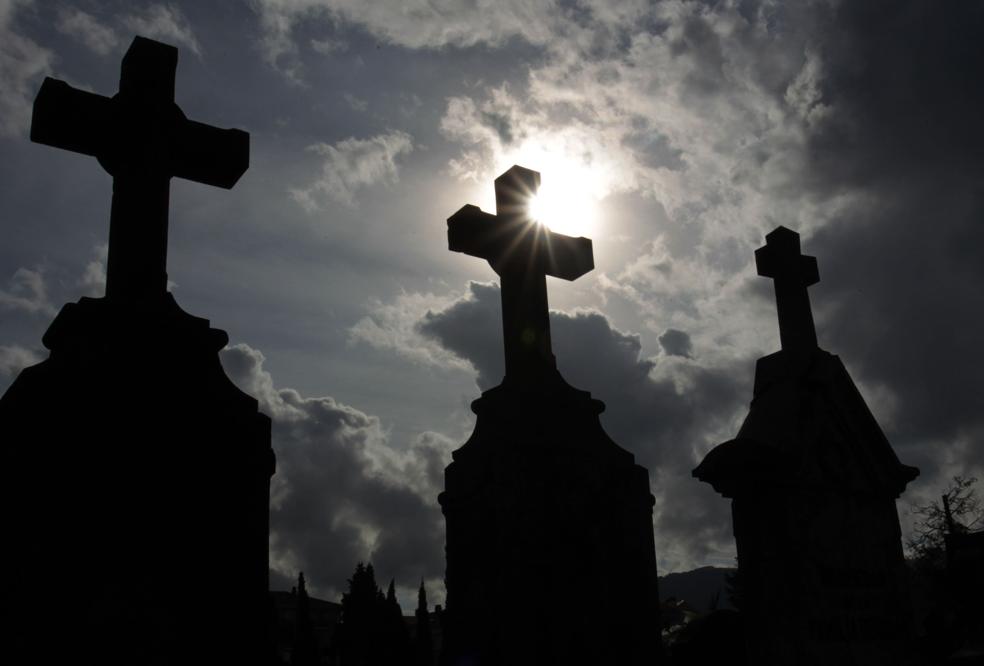 Las cruces se recortan en el cielo nublado sobre el cementerio de Derio.
