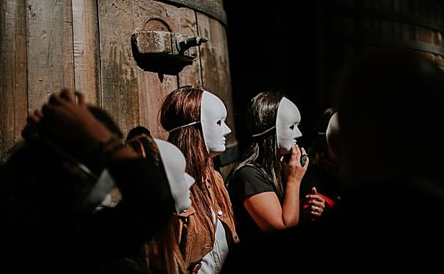 Máscaras en el calado de la bodega riojana.