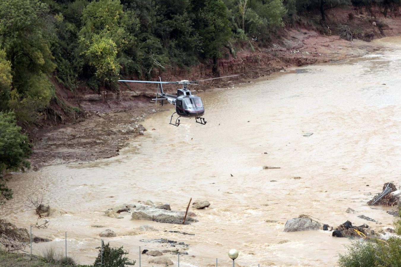 Un helicóptero realiza la búsqueda de los desaparecidos