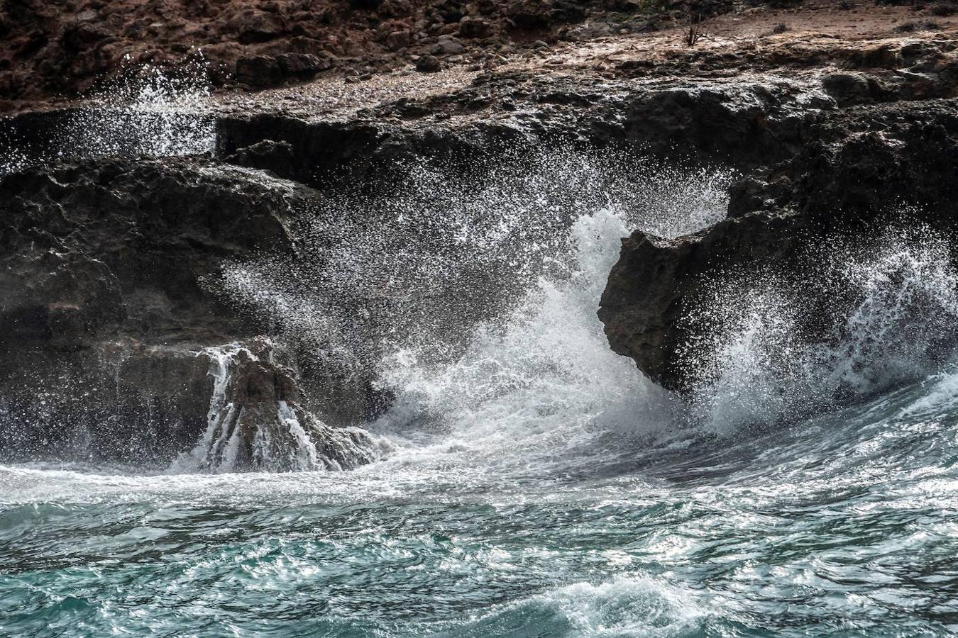 Una ola rompe contra una roca en la costa de Mallorca