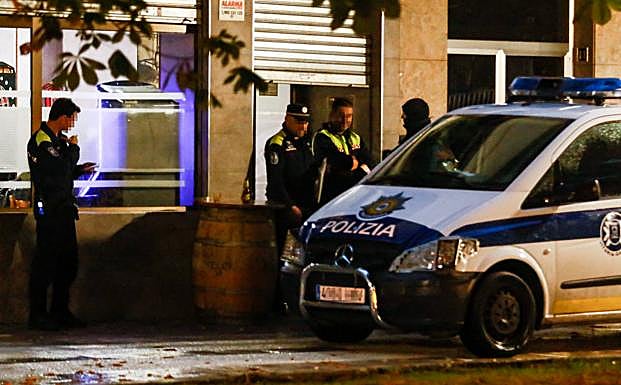 Agentes locales en la puerta del presunto narcobar, la noche de ayer martes. 