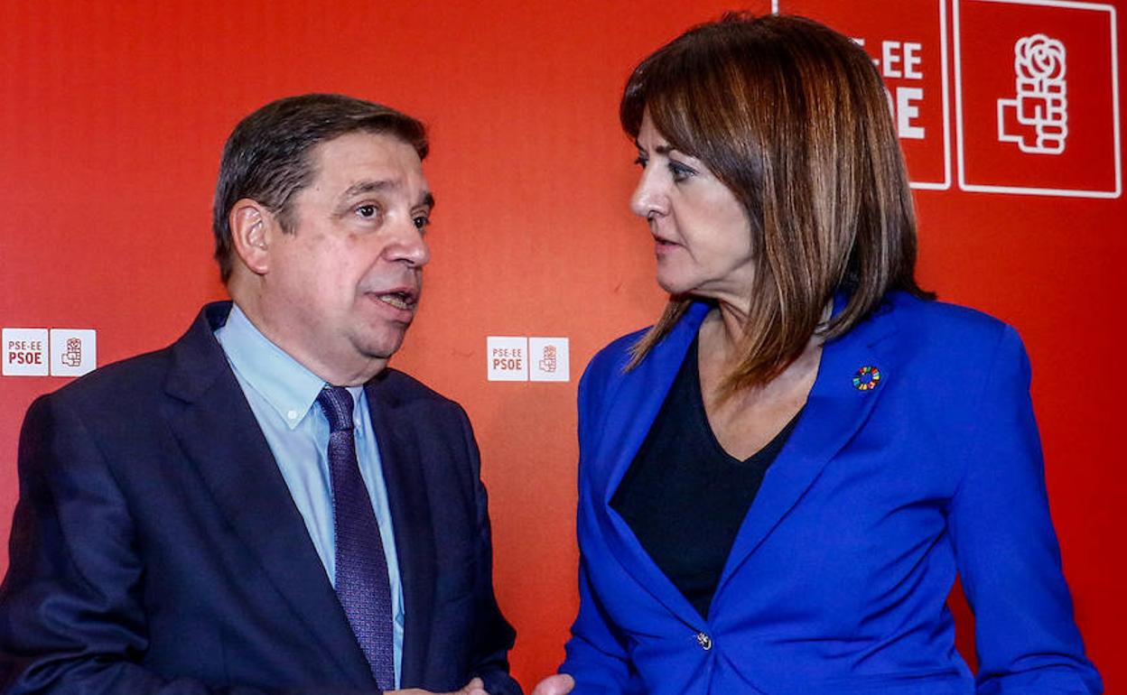 Luis Planas departe con Idoia Mendia en un acto este miércoles en Vitoria.