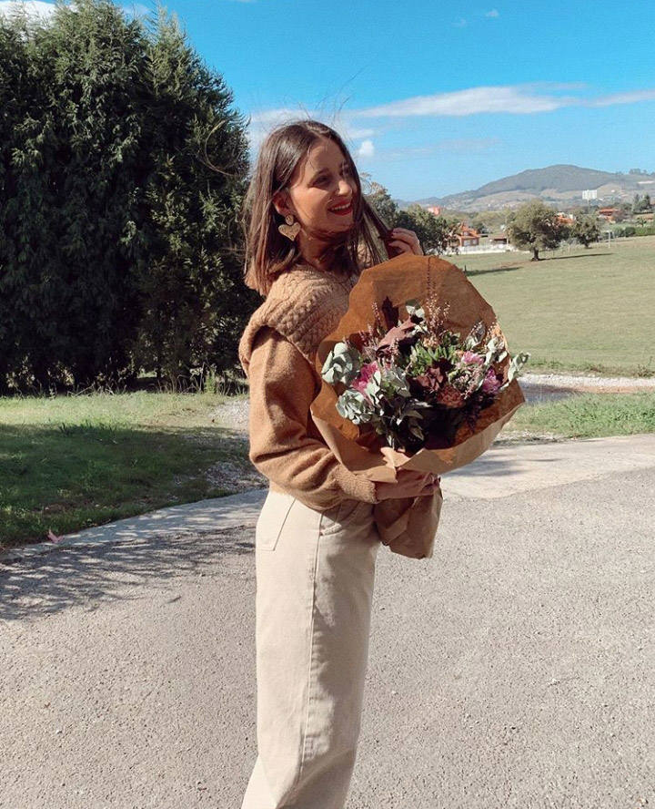 La 'instagramer' Cristina Miranda ha apostado por combinarlo con unos jeans en color beige. Una opción perfecta para dar aún más protagonismo a este jersey de diseño retro.