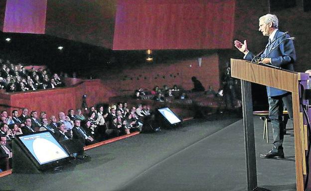 El director general del grupo Alibaba para España, Italia, Portugal y Grecia, Rodrigo Cipriani, en su ponencia ante el auditorio del Palacio Euskalduna lleno.