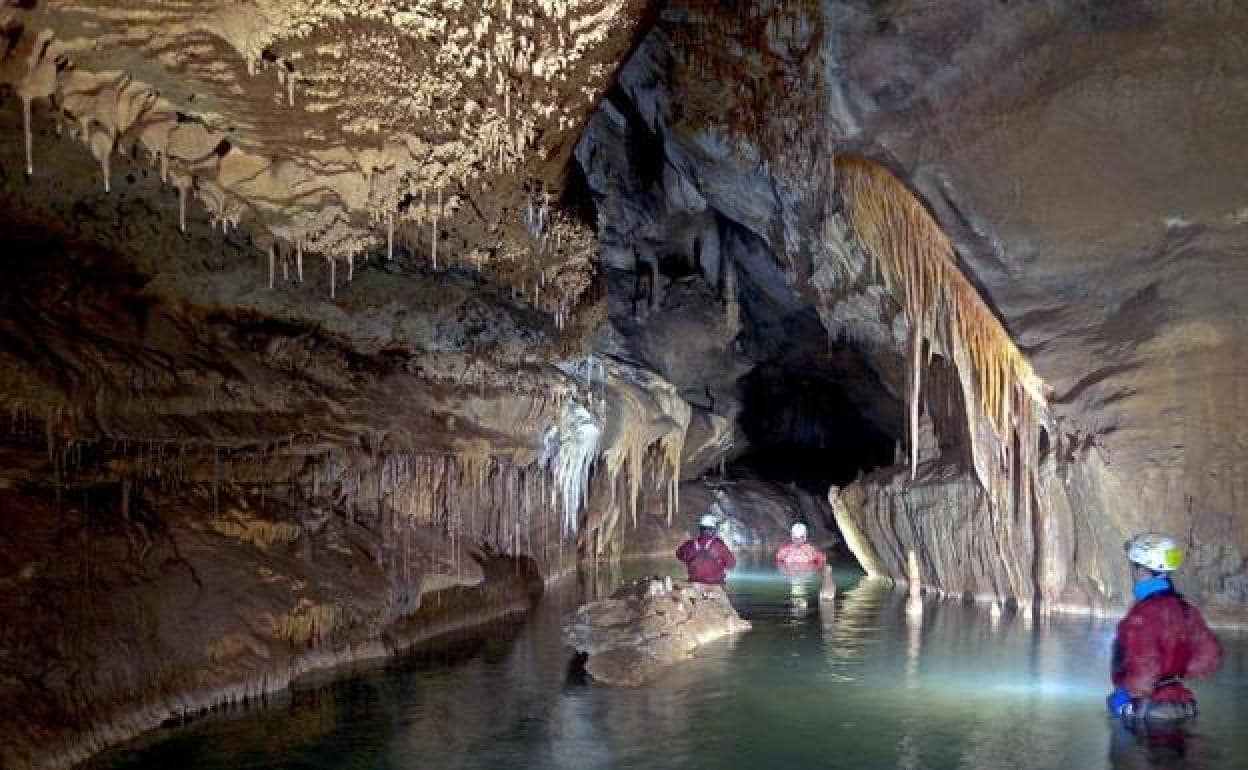 Vista de la cueva de Goikoetxea, en Busturia. 