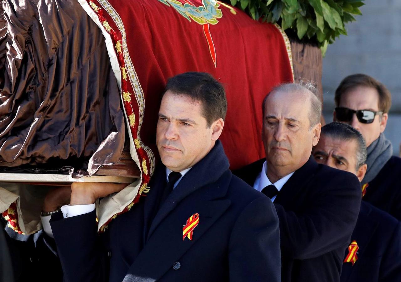 Familiares de Francisco Franco portan el féretro con los restos mortales del dictador tras su exhumación en la basílica del Valle de los Caídos