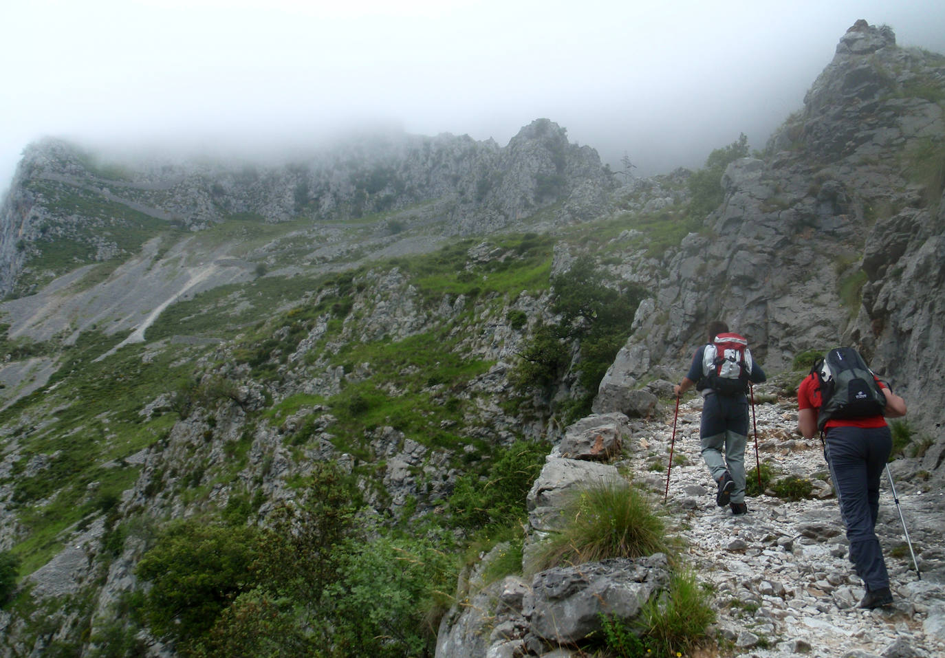 El ascenso a la localidad cántabra ofrece un paiseje espectacular con vistas a los Picos de Europa. Una ruta con una gran pendiente pero perfecta para disfrutar. No te la pierdas