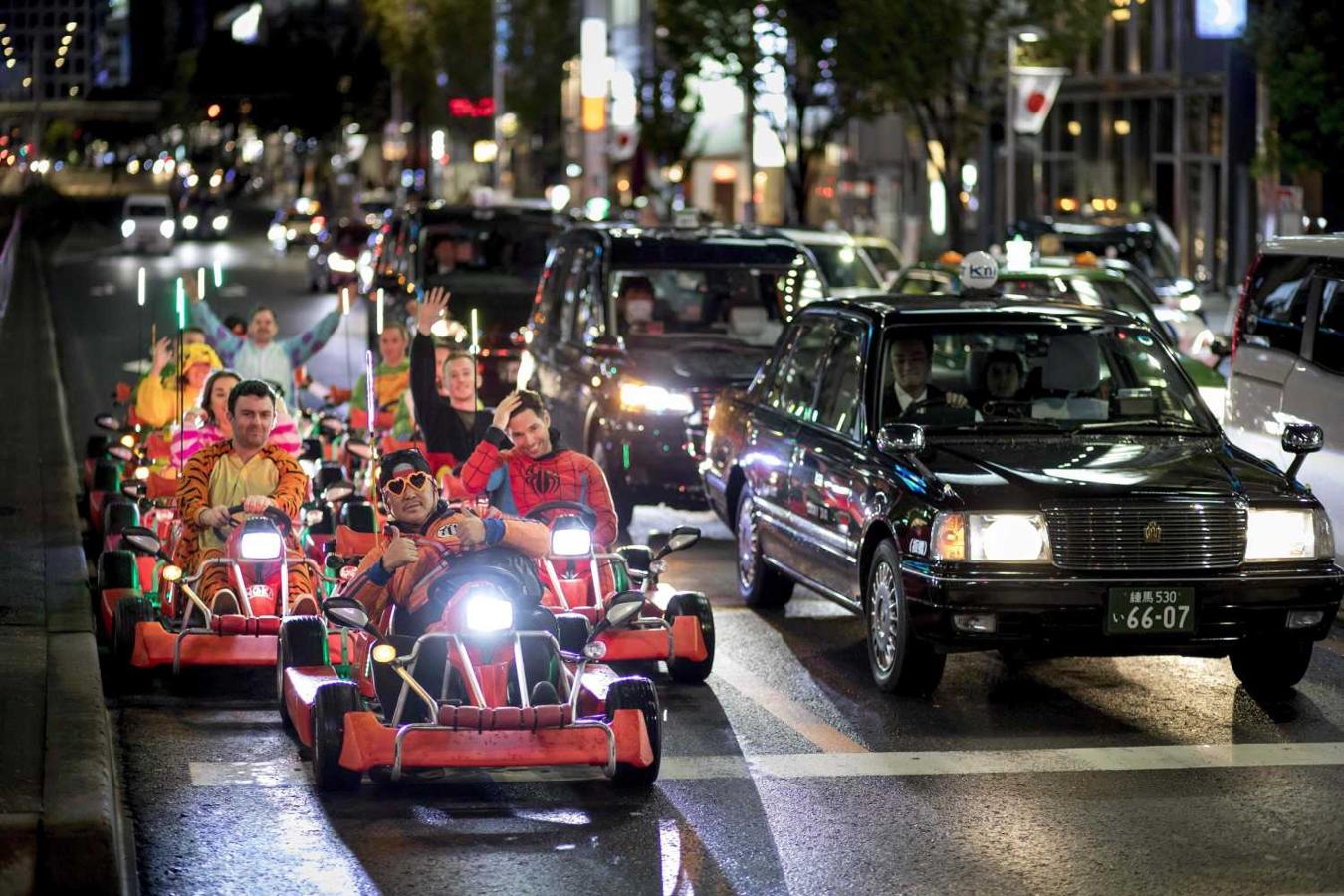 Un grupo de turistas en go-karts en el distrito Omotesando de Tokio