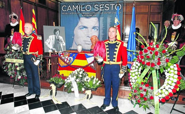 Las cenizas del artista permanecen custodiadas en el Ayuntamiento de Alcoy.