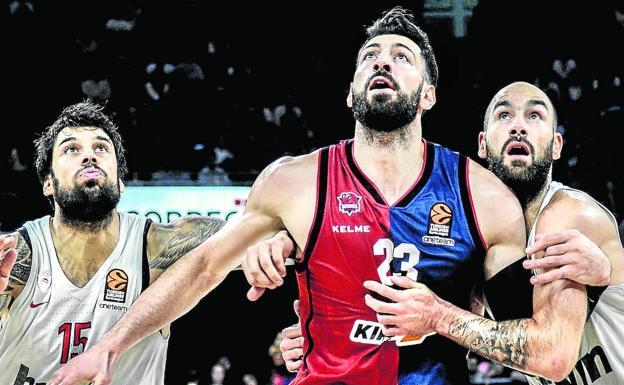 Printezis, Shengelia y Spanoulis pelean un rebote durante el partido del año pasado en el Buesa Arena. 