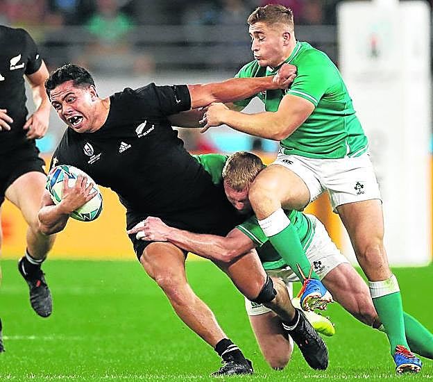 El 'all black' Anton Lienert-Brown es placado en el partido de cuartos contra Irlanda.