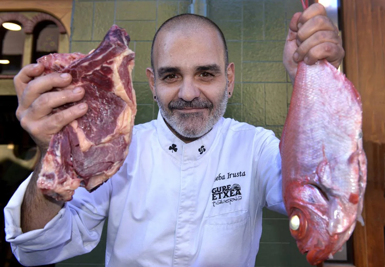 Joseba Irusta sostiene una chuleta y un besugo.