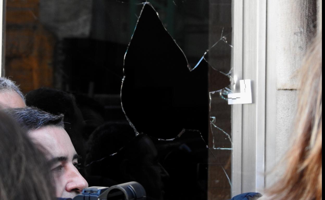 Primer plano de una luna rota por los disparos en Zabala. 