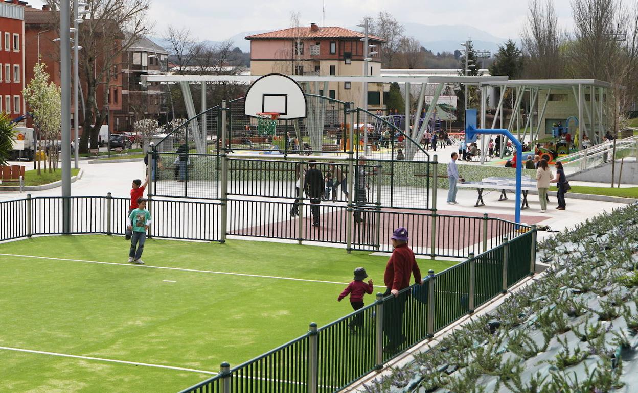 Los vecinos conocen el parque Gernika como el de Marisabel. 