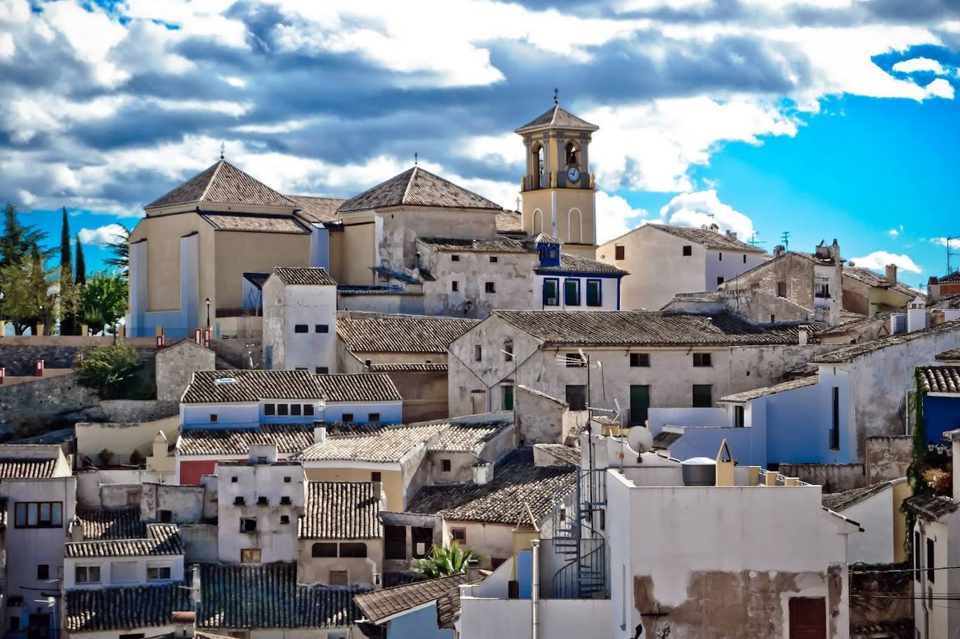 Cehegín, Murcia. Es un pueblo situado estratégicamente en un cerro. El empinado trazado de sus calles puede llegar a producir vértigo, que se compensa con las deslumbrantes vistas.