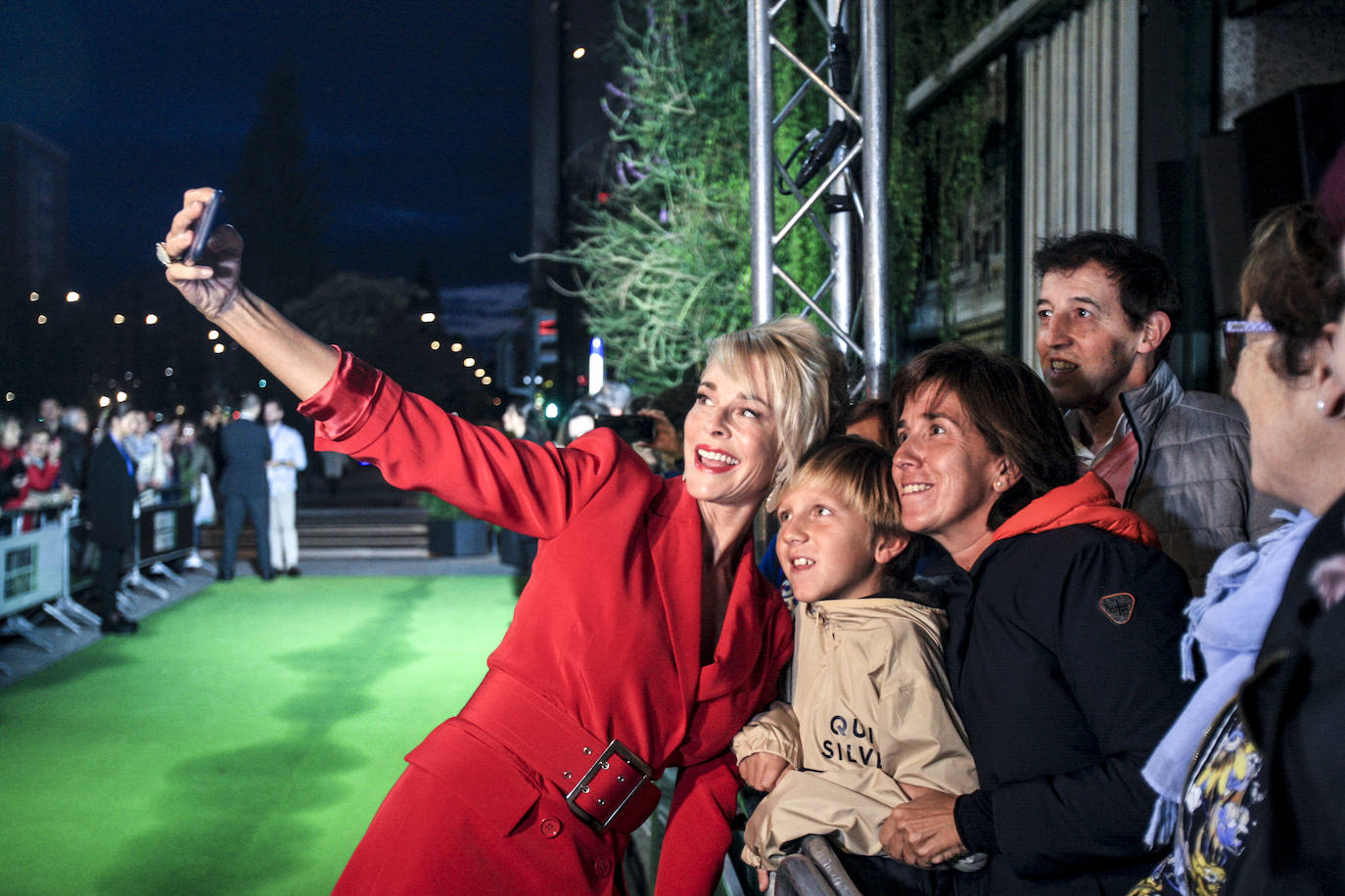 Fotos: Belén Rueda lo apuesta todo al rojo y deslumbra en Vitoria