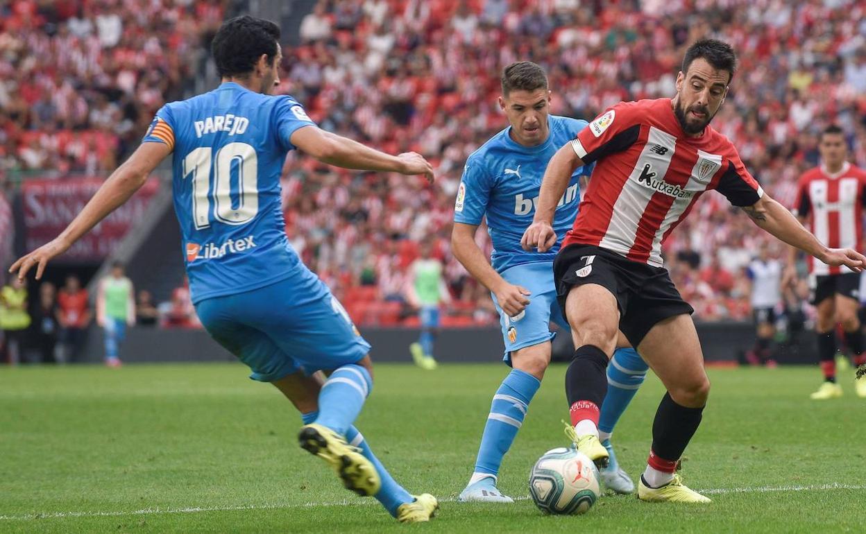 Beñat disputa un balón frente al Valencia